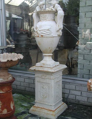 gardn urn with lady figues