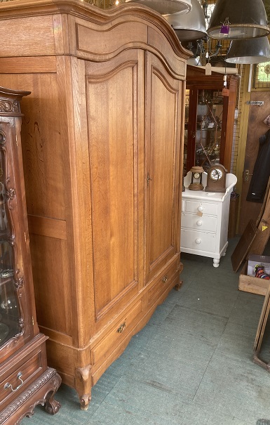  www.theconservatoryhove.co.uk/sussex/antiques /oak_armoire